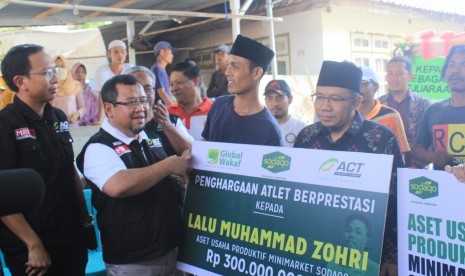 Penyerahan bantuan kepada keluarga atlet lari Lalu Muhammad Zohri.