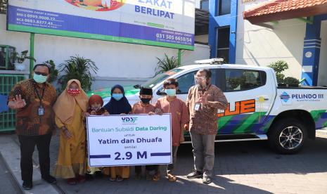 Penyerahan bantuan kepada siswa yatim dan dhuafa di halaman Graha Zakat YDSF.