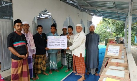 Penyerahan bantuan keramik masjid dari BMH kepada pengurus Masjid Nurul Iman, Lombok Utara.