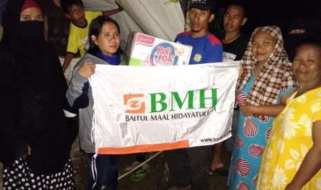 Penyerahan bantuan logistik untuk warga Desa Tuva Kecamatan Gumbasa Kabupaten Sigi oleh relawan BMH-SAR Hidayatullah.