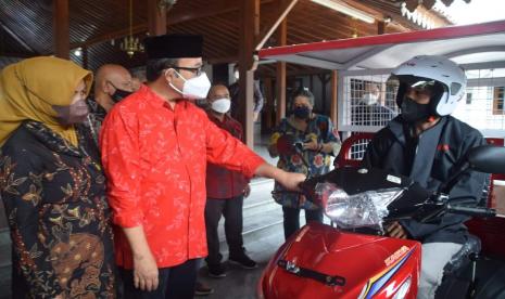 Penyerahan bantuan oleh Bupati Banyumas Achmad Husein kepada penyandang disabilitas.