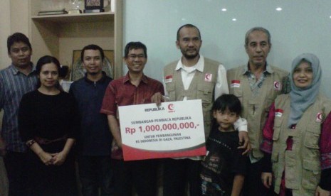 Penyerahan bantuan pembaca Republika sebesar Rp 1 Miliar untuk Rumah Sakit Indonesia di Gaza