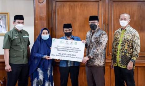 Penyerahan bantuan perbaikan rumah terdampak bencana yang berasal dari Baznas Provinsi Jabar melalui Baznas Kota Sukabumi di Balai Kota Sukabumi. Rabu (27/7/2022)