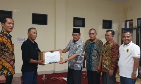  Penyerahan bantuan pompa air oleh Bupati Musi Banyuasin (Muba), Dodi Reza, kepada mahasiswa asal Muba yang tunggal di Asrama Ranggonang dan Randik, Yogyakarta.