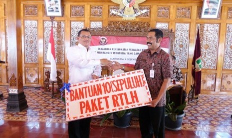 Penyerahan bantuan Rumah Tidak Layak Huni (RTLH) oleh Kepala Biro Perencanan, Hukum, dan Humas BNPT, Bangbang Surono kepada Wali Kota Surakarta FX Hadi Rudyatmo di Loji Gandrung, Solo, Rabu (6/12).