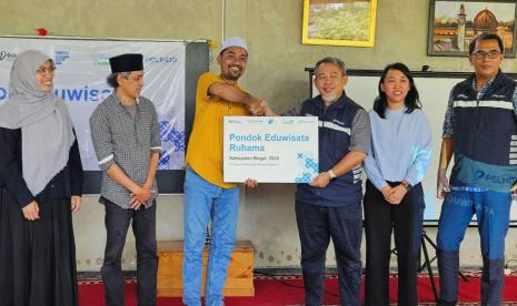 Penyerahan bantuan secara simbolis dari PT Pelabuhan Indonesia (Persero) Regional 2 Tanjung Priok kepada Pesantren Ruhama disaksikan bersama oleh Filantra.