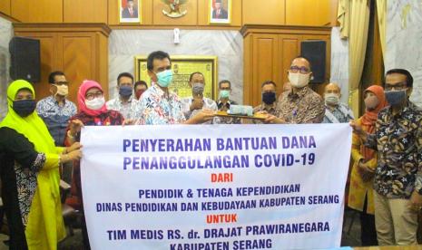 Penyerahan bantuan secara simbolis dilakukan Kepala Dinas Pendidikan dan Kebudayaan (Dindikbud) Kabupaten Serang Asep Nugrahajaya  kepada Direktur RSDP Rahmat Setiadi di Pendopo Bupati Serang, Kamis (16/4)