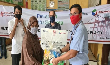 Penyerahan bantuan sembako untuk Kelurahan Bagan Deli dan Belawan 2 oleh GM TPK Belawan, Indra Pamulihan. PT Pelabuhan Indonesia I (Persero) atau Pelindo 1 kembali membagikan 3.080 paket sembako kepada masyarakat dalam memperingati HUT Kemerdekaan Republik Indonesia ke-75 tahun.