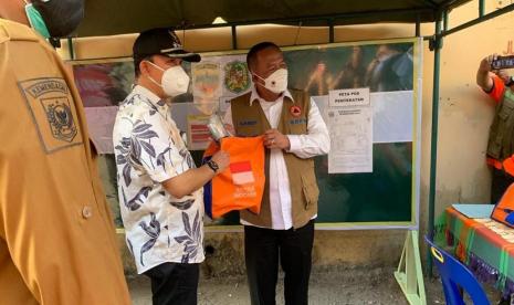 Penyerahan bantuan simbolis masker, sabun, hand-sanitizer dan paket individu dari Ketua Satgas Penanganan Covid-19 Nasional Letjen TNI Ganip Warsito, S.E. M.M. kepada koordinator pos PPKM di Keluarhan Pandau Hulu II, Kecamatan Medan Area, Kota Medan, pada Jumat (6/8).