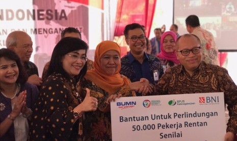 Penyerahan bantuan sosial BNI untuk 50 ribu pekerja rentan yang dilaksanakan di Cawang, Jakarta (14/7).