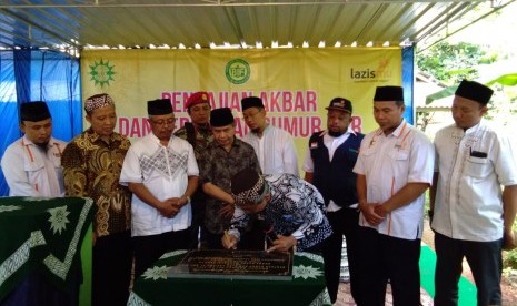 Penyerahan bantuan sumur bor kepada warga Dusun Wonosari.