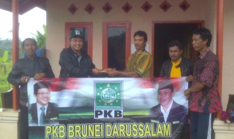 Penyerahan bantuan TKI Brunei Darussalam pada pengungsi korban longsor Banjarnegara, Jawa Tengah