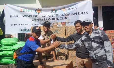 Penyerahan bantuan untuk korban gempa bumi Lombok dari KONI NTB dan PT  Bumi Resources kepada BMH, di Mataram, Selasa (7/8).