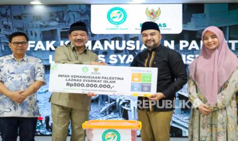 Penyerahan bantuan untuk Palestina dari Ketua Laznas Syarikat Islam David Chalik ke Ketua Baznas RI Prof Noor Achmad