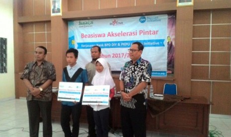 Penyerahan beasiswa Beastar.