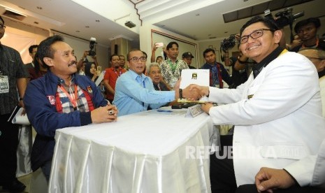 Penyerahan Berkas. Sekjen Partai Keadilan Sejahtera Mustafa Kamal menyerahkan berkas pendaftaran partai PKS untuk menjadi peserta pemilu 2019, di Kantor KPU Pusat, Jakarta, Sabtu (14/10) PKS secara resmi mendaftar sebagai peserta Pemilu 2019.