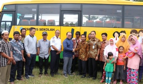 Penyerahan bus gratis di Desa Lubruk Pabrik, Bangka Tengah. 