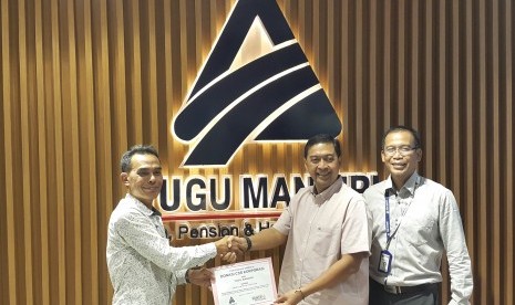 Penyerahan CSR Asuransi Tugu kepada TBM Lentera Pustaka.