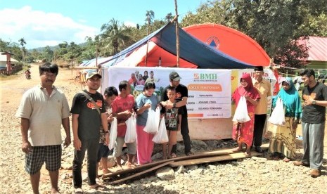 Penyerahan daging kurban BMH untuk masyarakat Desa Tapuwatu yang merupakan korban banjir besar Konawe Utara. 