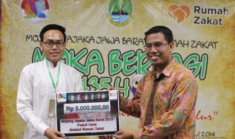 Penyerahan dana bantuan untuk rakyat Palestina kepada RZ secara simbolis.