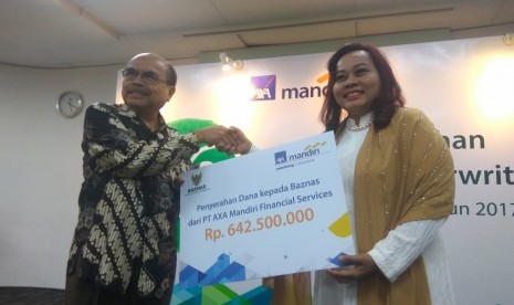 Penyerahan Dana Tabarru dari Director of In-Branch Channel AXA Mandiri Tisye Dyah Retnojati kepada Ketua Umum Baznas Bambang Sudibyo di Jakarta, Rabu (14/6)