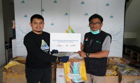 CEO PT Ammana Fintek Syariah  Lutfi Adiansyah (kiri) secara simbolis menyerahkan APD hasil kerjasama dengan Dompet Dhuafa kepada beberapa Rumah Sakit  yang membantu penanganan pendemi Covid 19  di Jakarta,  Selasa (24/3).