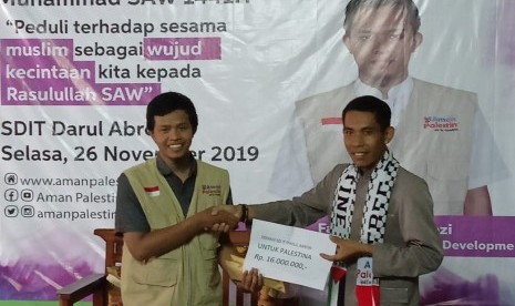 Penyerahan donasi dari siswa SDIT Darul Abror Garut untuk Palestina.