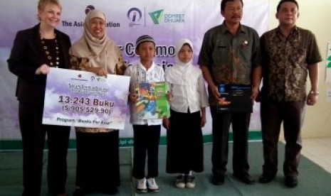 Penyerahan Donasi kepada Lembaga Pengembangan Insani Dompet Dhuafa (LPI-DD) dari The Asia Foundation (TAF) Indonesia.