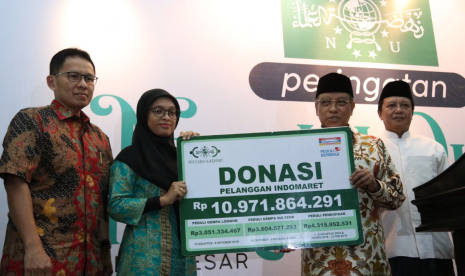 Penyerahan donasi Lombok Indomaret