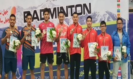 Penyerahan gelar juara ganda putra kejuaraan 28th Iran Fajr Badminton International Challenge 2019.