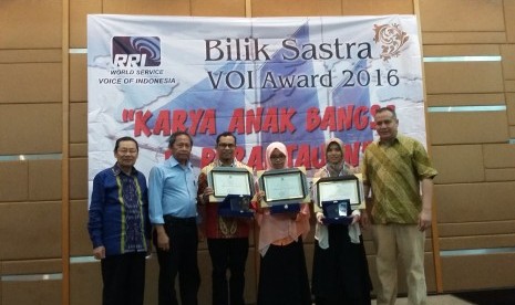 Penyerahan hadiah Bilik Sastra Voice Award 2016.