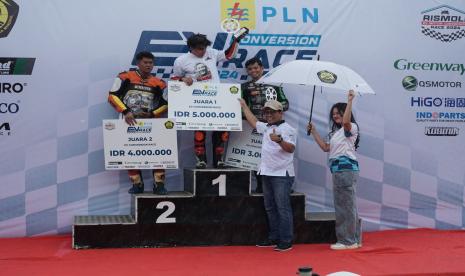 Penyerahan hadiah kepada pemenang EV Conversion Race 2 kategori 2kW di Sentul International Karting Circuit. Keterangan foto: Direktur Manajemen Pembangkitan PLN, Adi Lumakso (kedua dari kanan), Juara 1 EV Conversion Race 2, Reykat Yusuf Fadilah (kedua dari kiri), Juara 2 EV Conversion Race 2 Muhammad Al Farizi (kiri), dan Juara 3 EV Conversion Race 2 Ahmad Saugi (ketiga dari kanan).