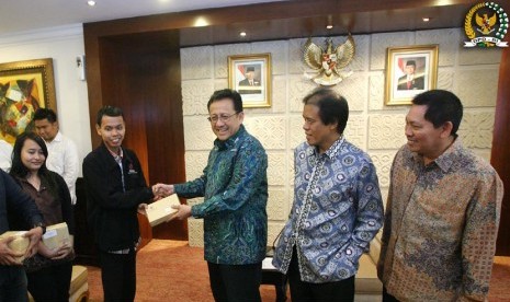  Penyerahan hadiah kepada pemenang lomba blogger DPD RI, Selasa (25 Juni 2013).