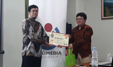 Penyerahan hadiah pemenang Wiki Mrebawani II. 