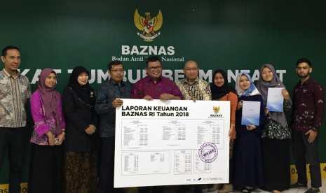 Penyerahan hasil audit Laporan Keuangan Badan Amil Zakat Nasional (Baznas) di Kantor Baznas, Jakarta Pusat, Kamis (11/7). 