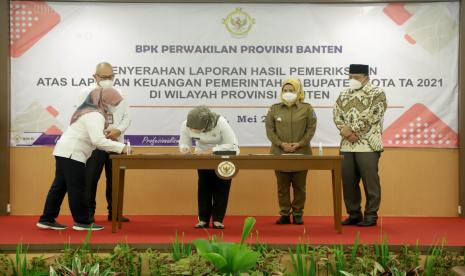 Penyerahan hasil pemeriksaan LKPD kepada DPRD dan Pemkab Serang di kantornya, Senin (23/5/2022).