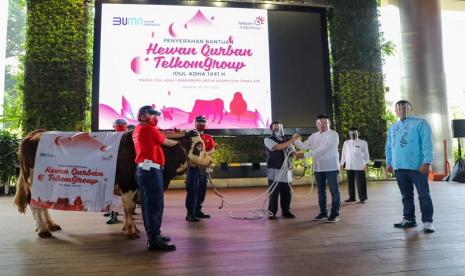 Penyerahan hewan qurban tiga ekor sapi dengan berat masing-masing lebih dari 1 ton oleh Direktur Utama Telkom, Ririek Adriansyah kepada Ketua Lembaga Amal Zakat Infak Sedekah Nahdlatul Ulama Achmad Sudrajat, Wakil Ketua Lembaga Amal Zakat Infak Sedekah Muhammadiyah Rizaludin Kurniawan, dan Ketua Umum MTTG Pusat Hari Sandi Atmaja. 