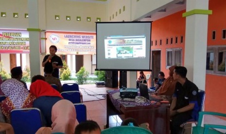 Penyerahan hibah dan peluncuran website Desa Jagalempeni oleh AMIK BSI Tegal, Rabu (22/2/2017).