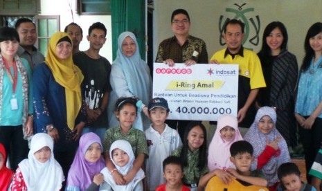 Penyerahan iRing Amal Indosat