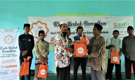 Penyerahan Kado Berkah Ramadhan oleh Ketua DPW Hidayatullah NTB,  Ustaz Syaefuddin Nawawi kepada dai dan guru ngaji korban gempa bumi Lombok, NTB.