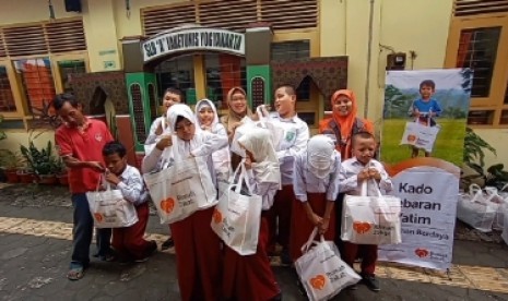  Penyerahan Kado Lebaran Yatim (KLY) dari Rumah Zakat kepada puluhan siswa-siswa penyandang disablitas netra di SLB Yaketunis Yogyakarta, Selasa (14/5). 