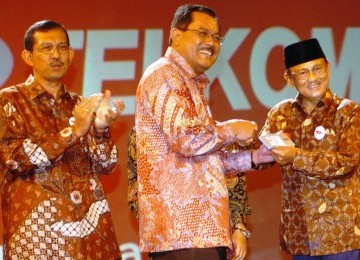 Penyerahan Kartu Halo kepada mantan Presiden BJ Habibie sebagai pelanggan Telkomsel ke-100 juta oleh Direktur Utama Telkomsel, Sarwoto Atmosutarno disaksikan Direktur Utama Telkom Indonesia, Rinaldi Firmansyah