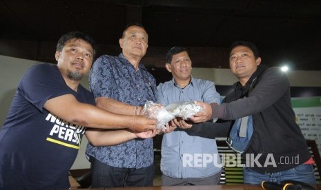 Penyerahan koin dari Bobotoh Viking untuk PSSI ke manajemen PT Persib Bandung Bermartabat (PT PBB), di Graha Persib, Kota Bandung, Rabu (27/9).