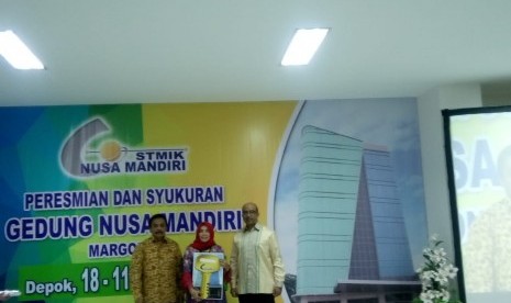 Penyerahan Kunci Gedung Nusa Mandiri dari Ketua Yayasan Indonesia Nusa Mandiri Sigit Swasono kepada Ketua STMIK Nusa Mandiri, Dr  Dwiza Riana.