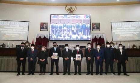 Penyerahan Laporan Hasil Pemeriksaan (LHP) BPK-RI Atas Laporan Keuangan Pemerintah Daerah (LKPD) Provinsi Banten Tahun 2021 di Gedung DPRD Provinsi Banten, Rabu (13/4/2022). 