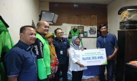 Penyerahan manfaat program JKK BPJamsostek untuk pengobatan driver gojek.