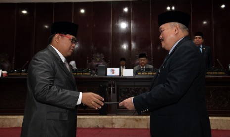 Penyerahan naskah persetujuan Raperda menjadi Perda dari Ketua DPRD Sumsel Giri Ramanda N Kiemas kepada Gubernur Sumsel Alex Noerdin, Senin (13/2) di DPRD Sumsel 