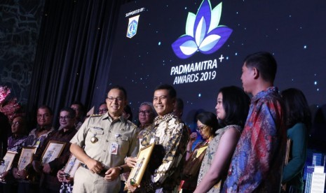 Penyerahan Padmamitra+ Award 2019 ini dilaksanakan di Balai Agung, Balai Kota DKI Jakarta, Selasa (5/11). Award tersebut diserahkan oleh Gubernur DKI Jakarta Anies Baswedan kepada Direktur Bisnis Konsumer BNI Anggoro Eko Cahyo. 