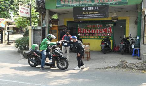 Penyerahan paket bantuan kepada warga.