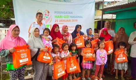 Penyerahan paket gizi oleh BMH di Hari Gizi Nasional.